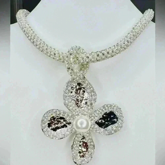 CHUNKY PEARL CENTERED RHINESTONE STUDDED FLOWER PENDANT NECKLACE  STATEMENT PC - Picture 1 of 5